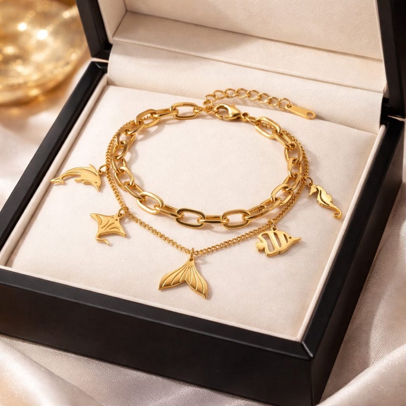 انسيال ذهبي مصنوع من الستانلس ستيل المقاوم للصدأ، بتصميم يجمع بين السلاسل الرفيعة والعريضة مع دلايات أشكال بحرية ساحرة، وقفل قابل للتعديل ليناسبكِ. - Image 4